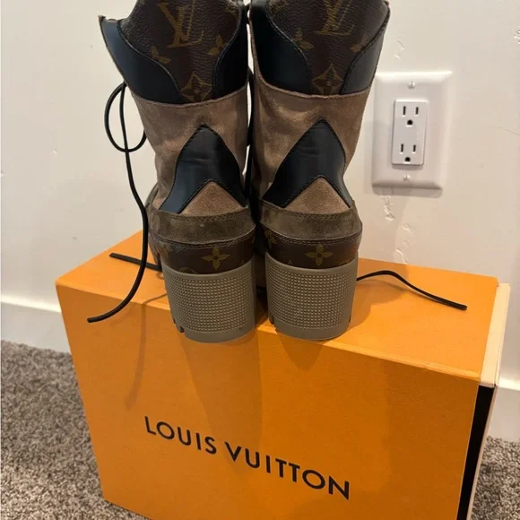 Louis Vuitton Women's Laureate Platform Desert Boots - Picture 4 of 5
